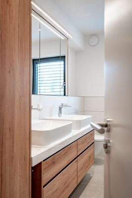 Baeder_mit_maßgefertigtem_Schreinermobiliar