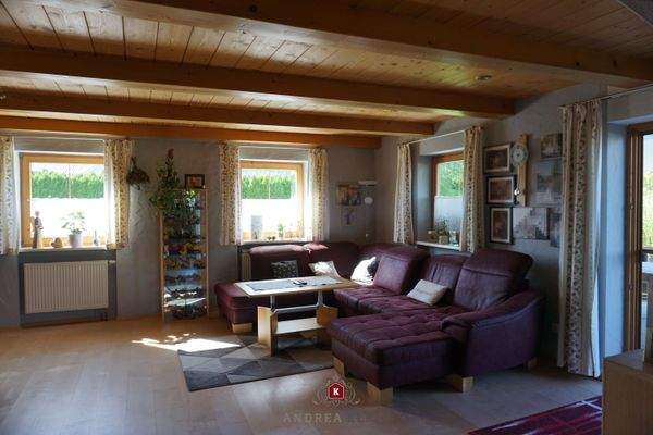 … mit angrenzendem Wohnzimmer