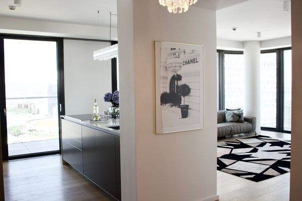 Blick auf die Küche und den Wohnbereich