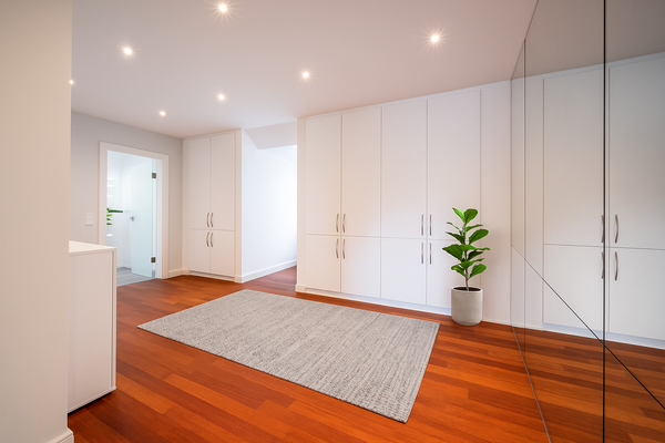  großzügiges Ankleidezimmer