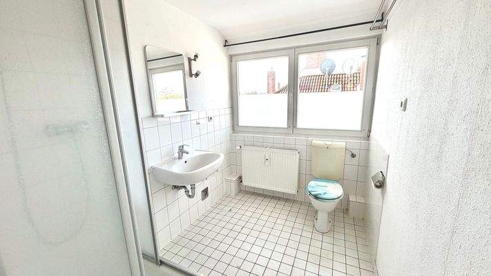 Helles WG-Badezimmer