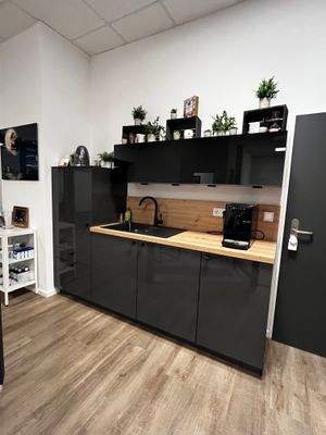 Hauptraum mit Teeküche