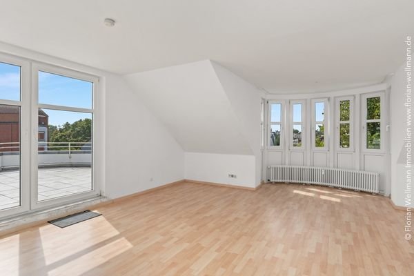 Wohn- und Esszimmer (26,30m²) mit Erker zur Südwestseite und Fenstertüren zur Südostseite.