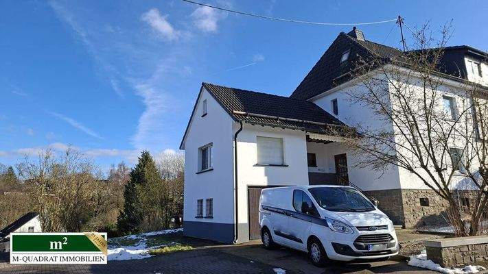 Objektansicht mit Stellplätze