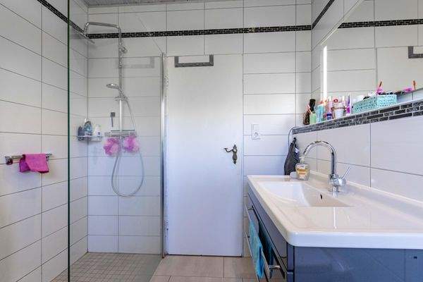 Das Bad wurde 2015 erneuert und mit ebenerdiger großer Dusche ausgestattet