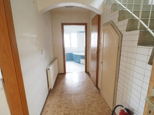 EG Flur und Stiegenaufgang ins OG