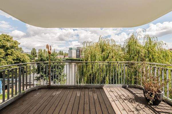 Geräumiger Balkon mit Wasserblick
