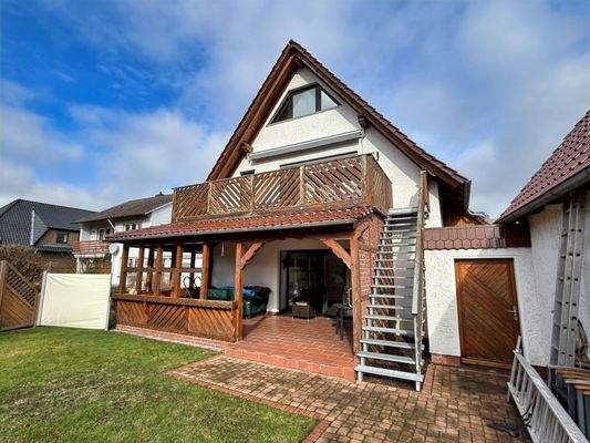 überdachte Terrasse, großer Balkon mit Treppe zum Garten