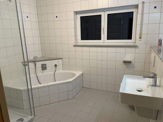 Wanne und Dusche  im 1. OG