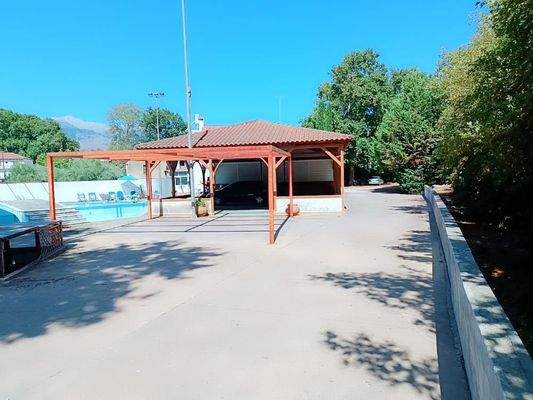 Kreta, Vryses: Wohngebäude mit Pool und Bergblick zu verkaufen – Ideale Investition im Apokoronas!