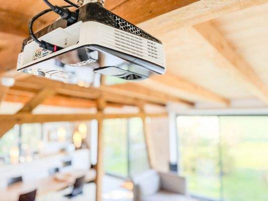 Deckenbeamer im Wohnbereich – Heimkino mit Stil