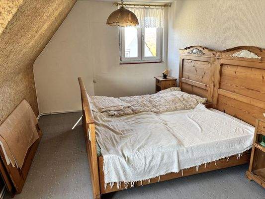 Schlafzimmer mit Gaubenfenster (DG)