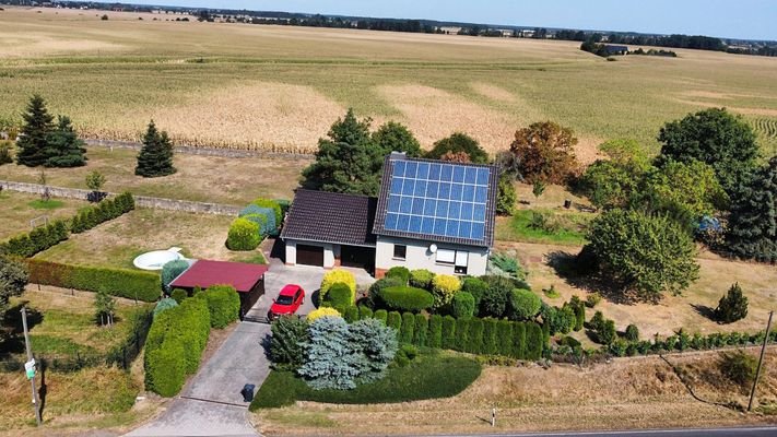 Luftbild Einfamilienhaus mit Grundstück