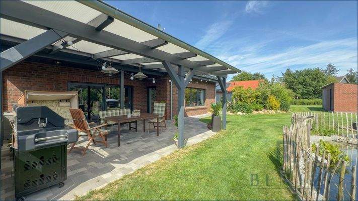 Terrasse mit angrenzenden Teich