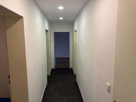 Langer Flur mit Türen