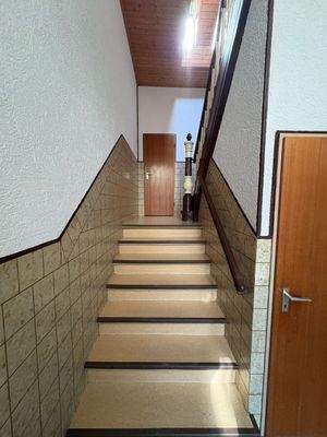 Treppenhaus mit Holztüren