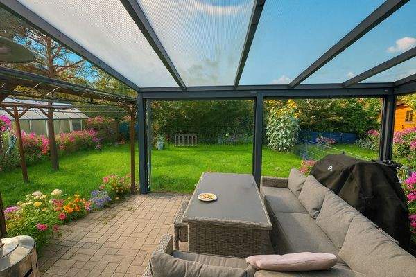 Großer Gartenpavillon bei Tageslicht