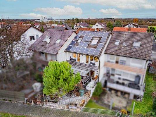 Rückansicht mit PV-Anlage