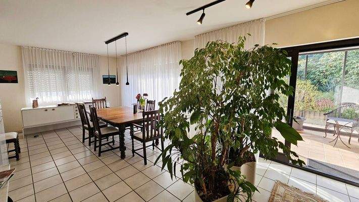 Essbereich mit Wintergarten