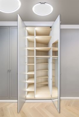 beleuchteter Einbauschrank im Flur