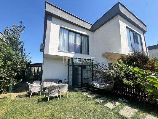 Villa with a Private Garden and Pool in İstanbul Büyükçekmece