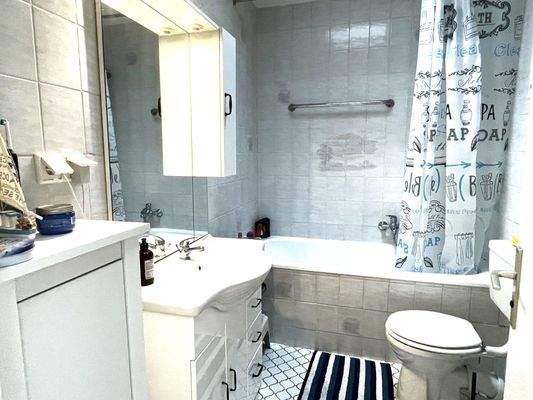 Bad mit Badewanne, Badschrankwand und WC