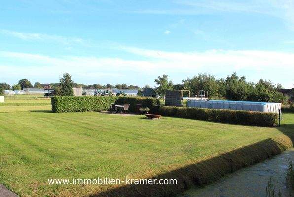 Hinterer Gartenbereich mit Terrasse 