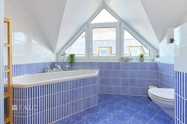 Badezimmer mit Dusche und Wanne