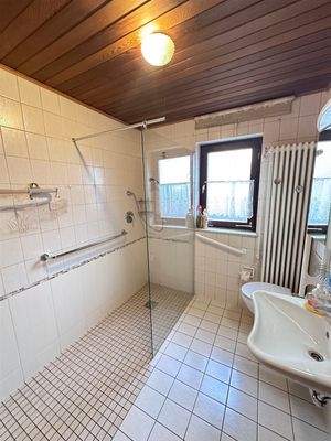 Bad mit bodengleicher Dusche EG