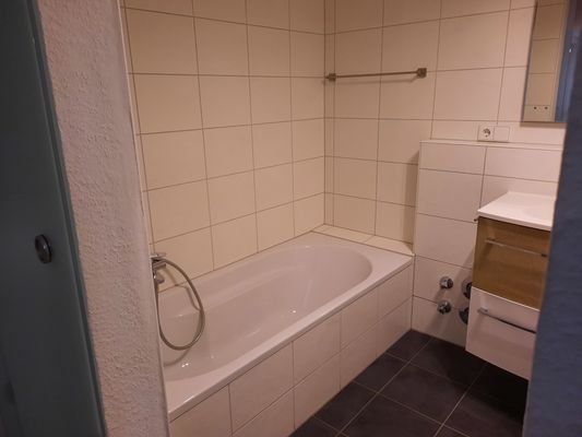 Badezimmer mit Wanne.jpg