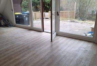 Wohnzimmer mit Blick auf die Terrasse.jpg