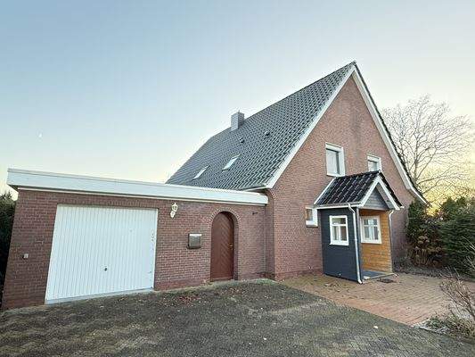 Garage und Durchgang zum Hinterhof