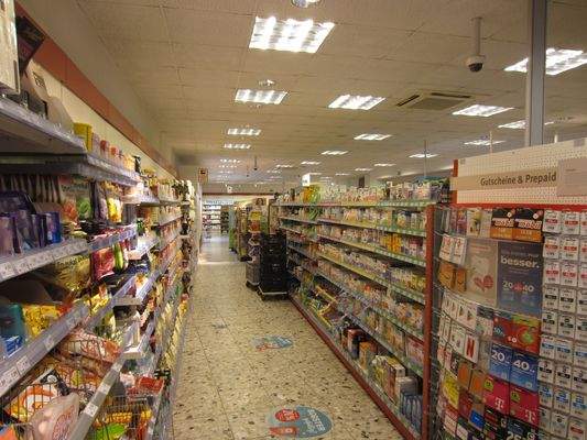 WEITEREN BLICK AUF DIE VERKAUFSFLÄCHE