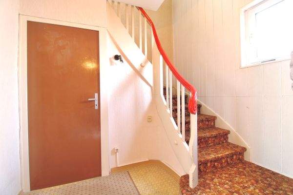 Kellertür-Treppe ins OG