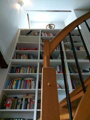 Bücherregal im Treppenhaus