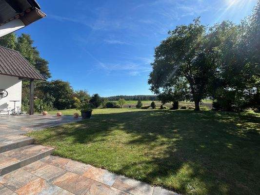 großzügig angelegte Terrasse mit Blick auf die Felder