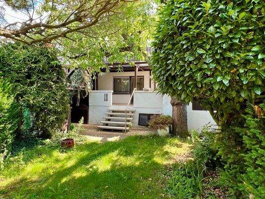 Garten mit Aufgang Terrasse