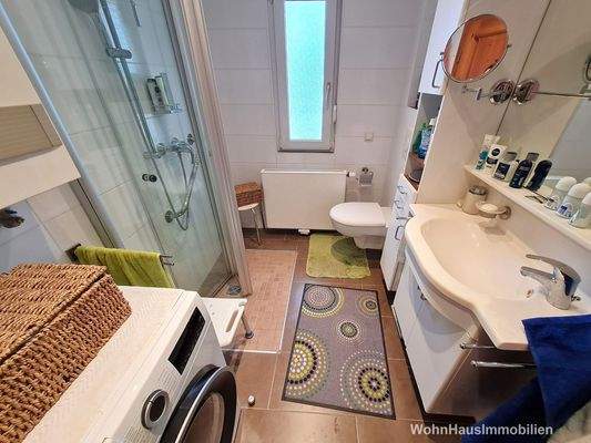 Bad mit bodentiefer Dusche, Waschmaschinenanschluß und Heizungstherme