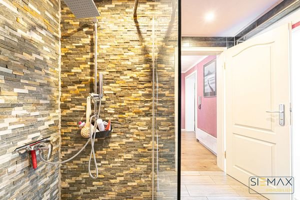 Badezimmer der Hauptwohnung
