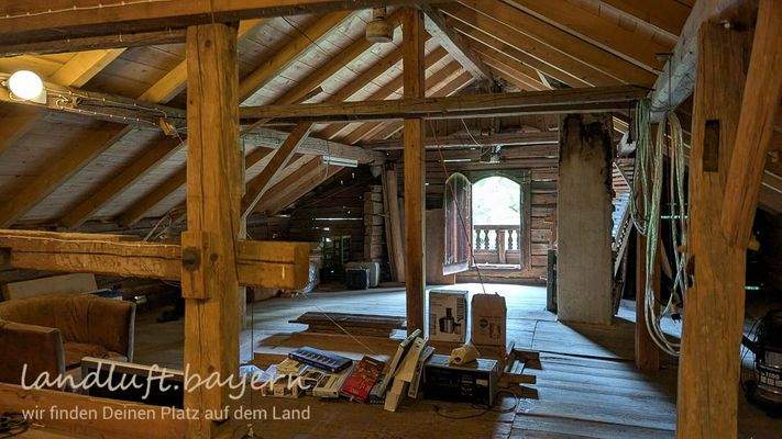 Dachboden im Bauernhaus mit Giebeltür zum Hochschr