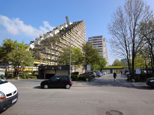 Gebäude und Garagentore