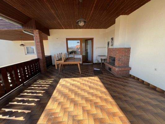 witterungsgeschützter, großer Balkon