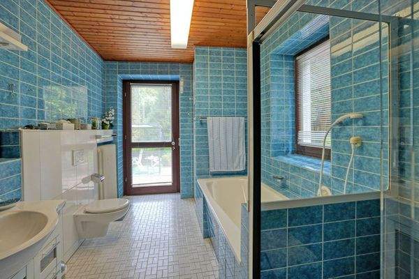 Bad im Erdgeschoss mit Dusche und Badewanne