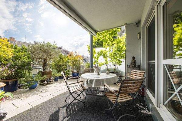 Sonnengeschütze Südostterrasse mit elektrischer Markise