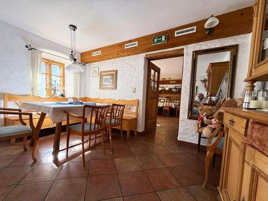 Extrastube oberhalb der Ausschank / Bar