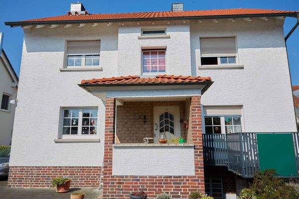 Klassisches Einfamilienhaus mit solider Ziegeldachkonstruktion und modernen Fensterelemente