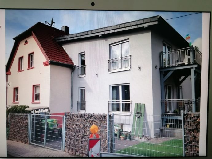 ALTERNATIV ZUR EIGENTUMSWOHNUNG  Freistehendes, sehr gepflegtes Zweifamilienhaus mit Garten, 4 Balkonen, 2 Stellplätze und 1 Carport, in Merchweiler