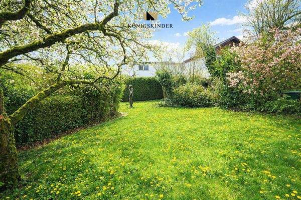 Im Süden liegt der mit Sträuchern und Büschen eingerahmte Garten 