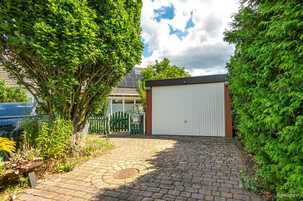 Garage mit elektrischem Schwingtor und Gründach