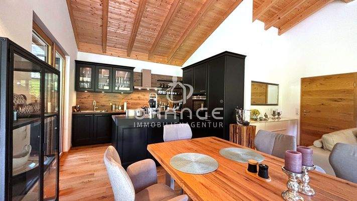 Essbereich mit Aussicht ins Grüne